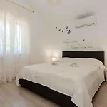 In 8887 Nyaraló *
